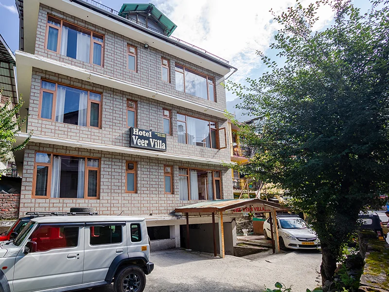 Veer Villa Manali entrance and parking area