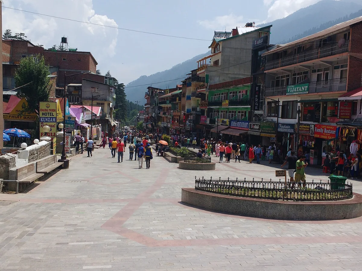 Busy Mall Road in Manali with shops and local surroundings